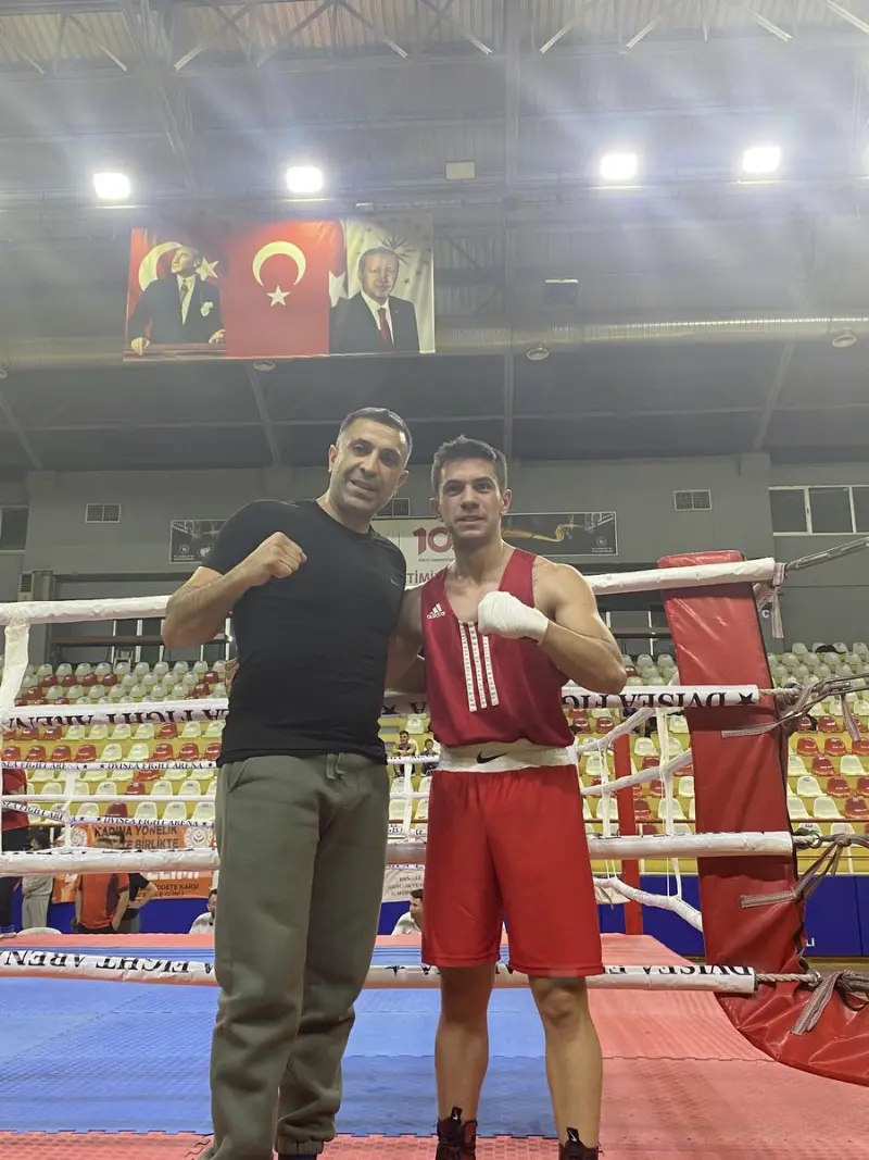 Boksörümüz ve antrenörü müsabaka ringinde