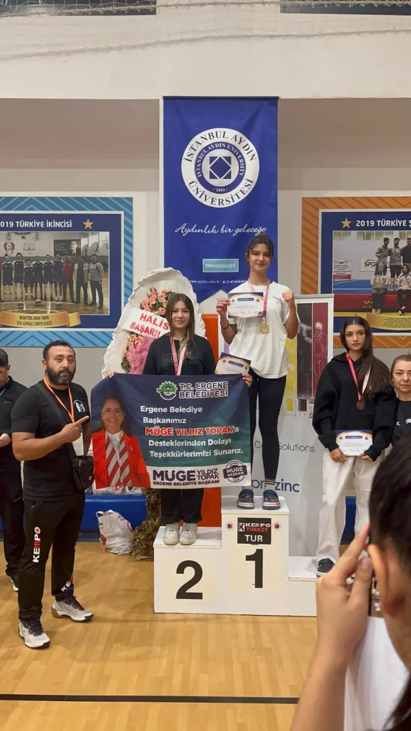 Kempo müsabakasında kürsünün birinci basamağında öğrencimiz