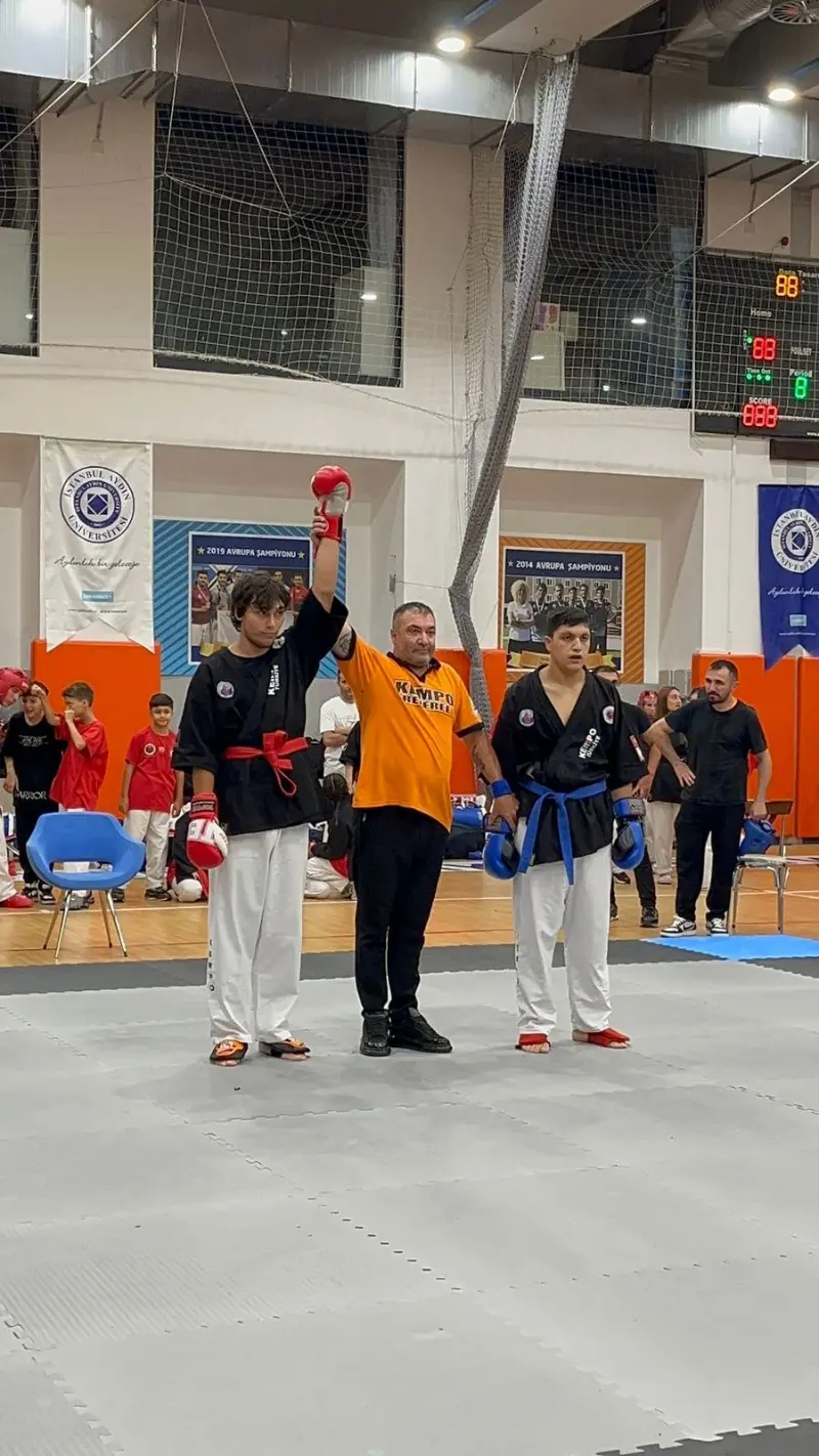 Kempo maçında hakemin kolunu kaldırdığı öğrencimiz